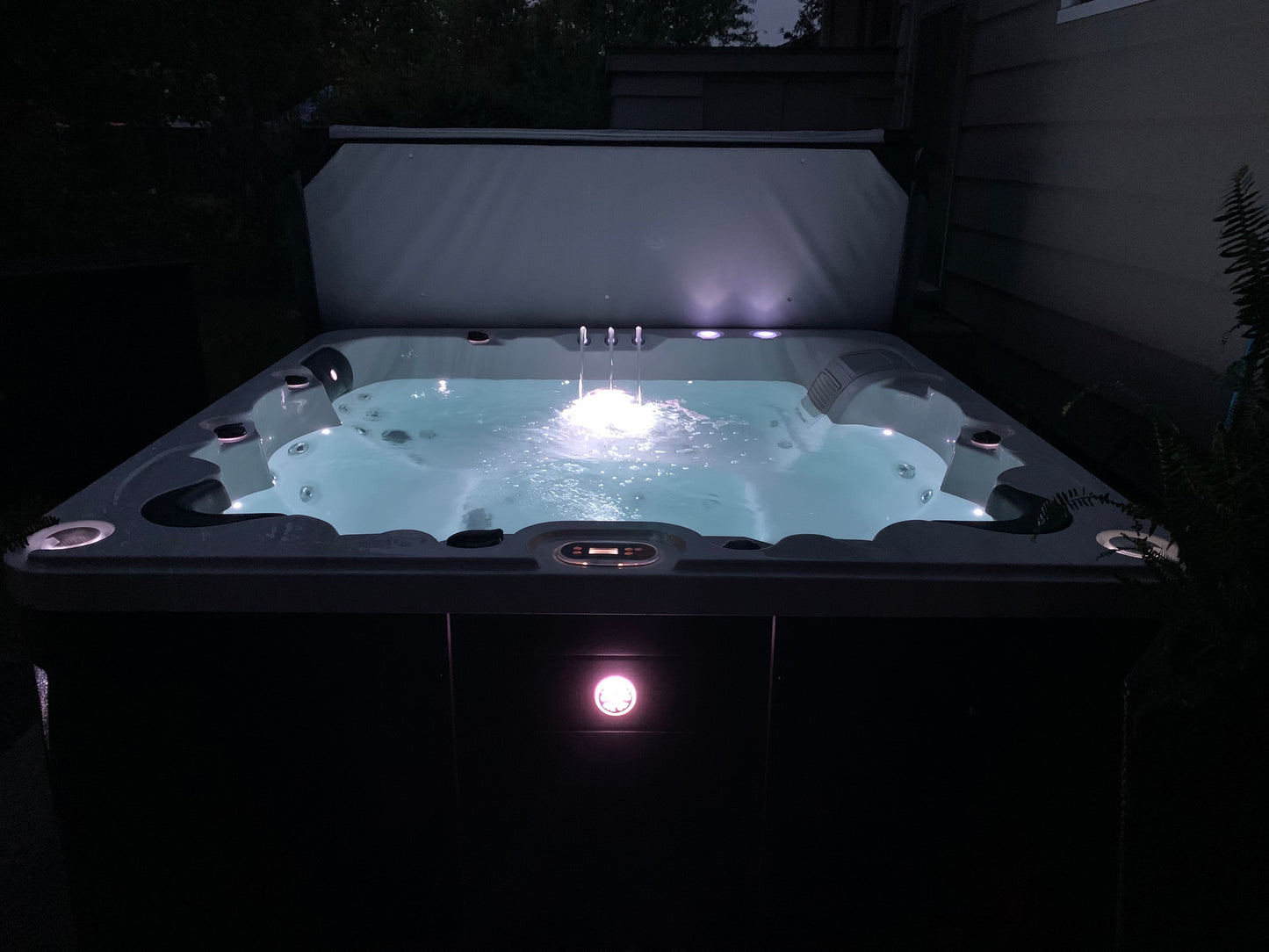 Liberty Spas LYS 6000 - Luxury 240V 6 Person Spa